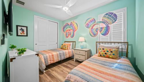 Epic Playhouse Getaway - Castle & Superhero Bunks Theater Private Pool No Rear Neighbors - Foto 5