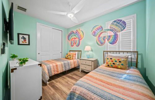 Epic Playhouse Getaway - Castle & Superhero Bunks Theater Private Pool No Rear Neighbors - Foto 5