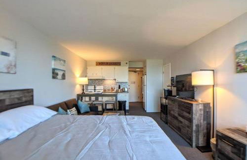 Cute Cedar Lodge Studio with Balcony & Lake Views! - Foto 1