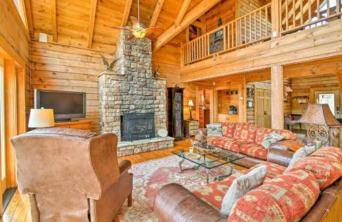 Lake Hartwell Lodge with Dock, Theater and Hot Tub! - Foto 4