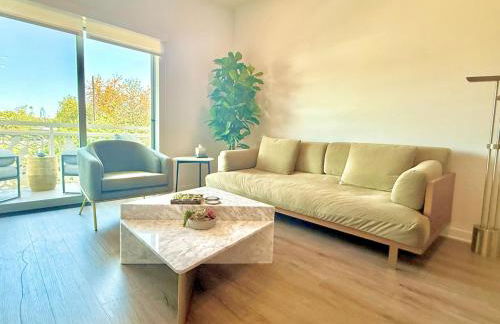 Designer Silver Lake Stylish One Bedroom with Parking - Photo 1