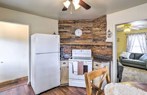 Cozy Helper Home with Fenced Yard, Pets Welcome - Foto 2