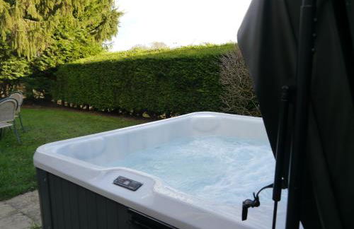 Romeo Cottage - Sleeps 4 - Open Plan Barn - Private Hot Tub & Garden - Foto 27
