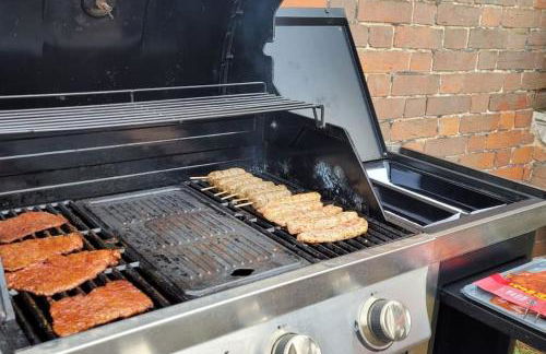 Perfect Family & Friends Home, Free Parking Security Onsite - Photo 17