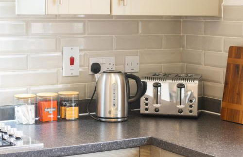 5 Bedroom House - Sleeps 10 - Parking - Trowbridge - Foto 14