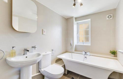 Cozy Riverside Cottage in Hertford Town with Parking - Foto 13