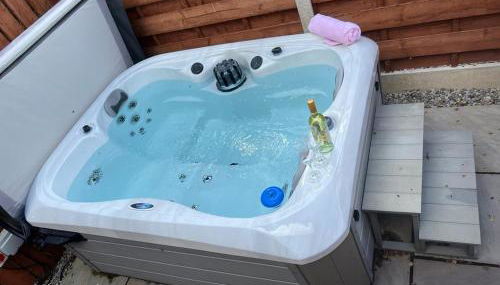 Holly Cabin with Hot Tub - Foto 4