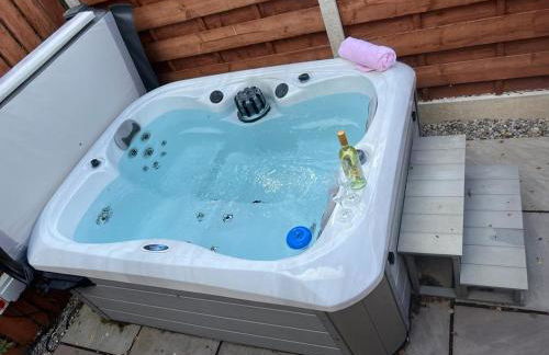 Holly Cabin with Hot Tub - Foto 4