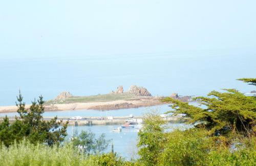 Cottage in Plougasnou Near Stunning Beaches - Photo 42