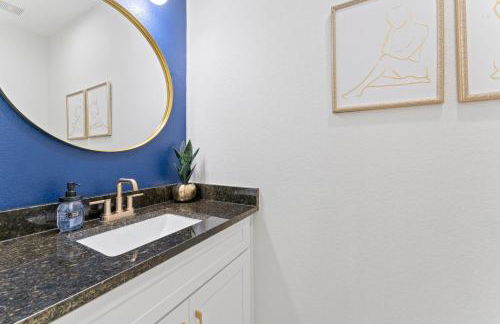 NRG MedCenter Luxe 4BD Home w FencedYard WasherDryer Pet Friendly - Foto 12