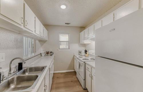 Stylish City Getaway 2B - Sleeps 6 - Pool, Prkg - Foto 11