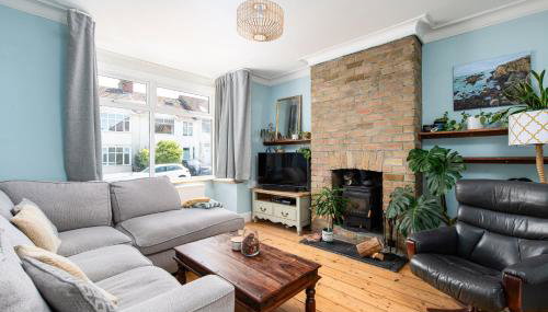 Charming Family Home with Stoves, Garden & Parking - Foto 2