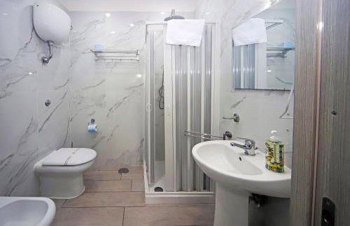 Dimora di Antonietta Room - near Train Station & Wi-Fi - Foto 22