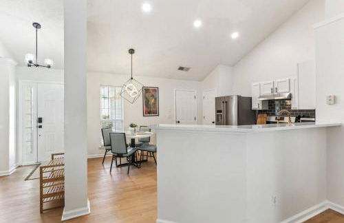 Sophisticated 3 Bedroom Retreat-Near Six Flags - Foto 4