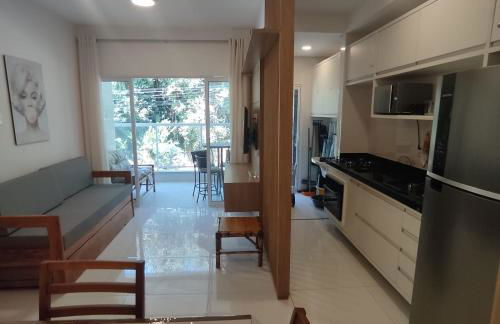 Apartamento novo a 350 m da praia das Toninhas em Ubatuba - 2 dormitórios sendo 1 suite, piscina, varanda gourmet com churrasqueira, ar condicionado, cozinha completa, garagem privativa - Foto 1