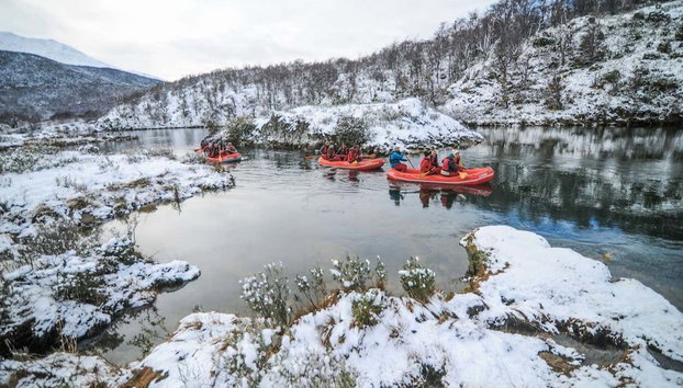 Trekking y canoas en Tierra del Fuego - Foto 3, Remando durante la época invernal