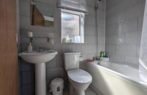 Entire 2 Bedroom Cosy Flat Near City Centre - Photo 23