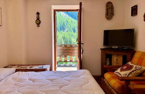Cozy Three-Room Apartment with Mountain View & Parking - Ussin Chalet - Valtournenche - Foto 10