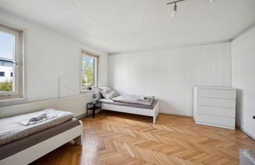 kostengünstige Wohnungen für Monteure in Zizishausen-Nürtingen, WiFi, Smart TV, Parkplatz, Autobahn A8, Stuttgart - Photo 2