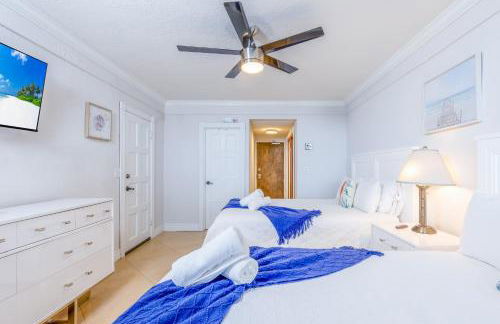 Stylish Beachfront Condo with Balcony & Ocean View - Foto 40