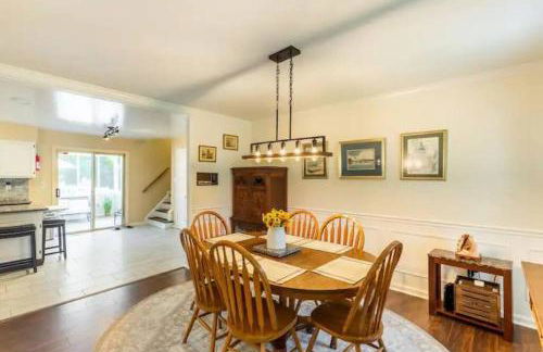 Lrge 5 BR 9 Beds Near DC-Pool, Hot Tub, Gym, Game Rm, Fire Pit - Foto 15