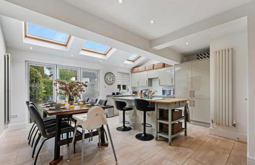 Pass The Keys Picture Perfect Haven in Didsbury Village - Free Parking & EV Station - Photo 17