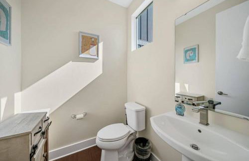 Modern 4-Story 3-BR Townhome with Rooftop Lounge - Foto 47