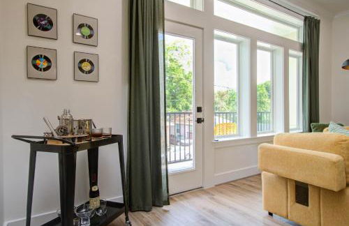 3bd-Rooftop Movie Theater-BBQ-Retro Music Theme-Downtown 8mins - Photo 33