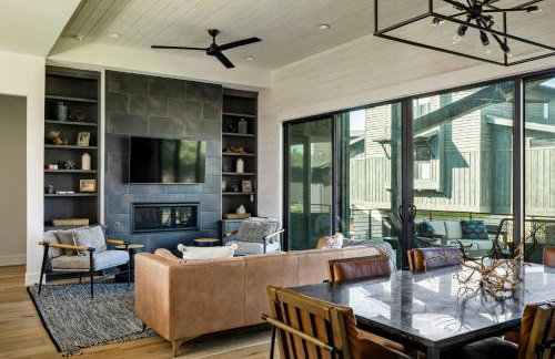 Luxe 3BR Lake Escape - BBQ Firepit & Pickleball - Foto 10