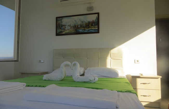 Villasevval-sleeps8-pool-bbq-ac-neartown - Photo 3