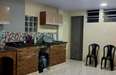 Casa quatro com cozinha americana e quintal compartilhado - Foto 2