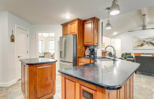 Riverfront Retreat with Fire Pit and Deck - Foto 11