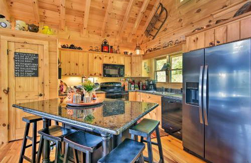 Cabin with BBQ and Games - Walk to Blue Ridge Parkway! - Foto 6