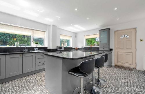 Lovely Greater MCR Family Home by City SuperHost - Photo 13