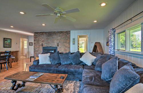 Lakefront Bellaire Getaway with Kayaks, Dock and Grill - Foto 6