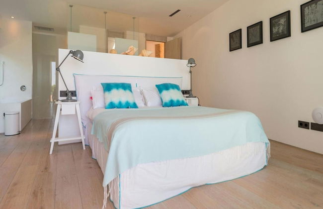 Stunning Villa With Modern Appliances - Photo 7