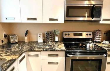 Beach gem! Hot Tub/EV/2bd/3.7mi beach/.5mi outlets - Foto 28