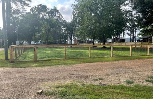 Peaceful Lakefront Tiny Cabin Nestled in the Sabine National Forest for a Romantic Escape in Hemphill, Texas - Foto 31