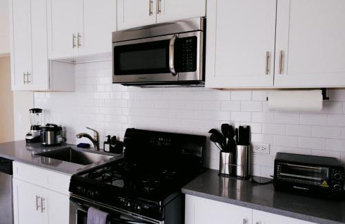 Chicago Chic, Cozy 1BR with Stylish Workspace - Photo 8