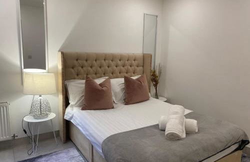 2 bedroom duplex apartment close to UHW & city centre - Foto 12