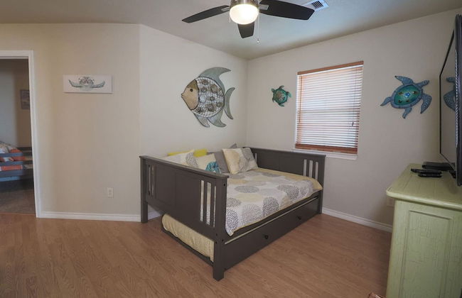 Superb Home With Private Walkover to Beach - Foto 35