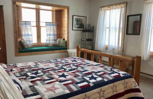 'Northside' Cottage w screened in porch - Photo 2