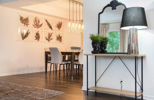 Cozy & Elegant Gem Fenced Yard BBQ & Games - Foto 17