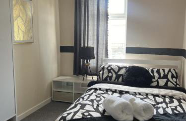 The Hive 2-Bed Apartment with Kitchen and Private Bathroom in Lively Monton Village - Sleeps 4 - Free WiFi - Parking Nearby - Foto 16