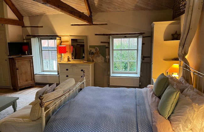 15th Century 6-bed Farmhouse, Sleeps 11, Pets Ok - Photo 3