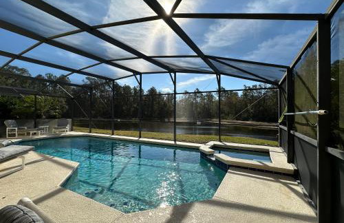 Sunny lake view villa with pool spa - close to attractions - Foto 1