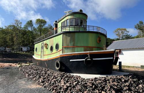 Experiment a Real Glamping Exterience at this Picturesque Boat in Bayfield, Wisconsin - Foto 1