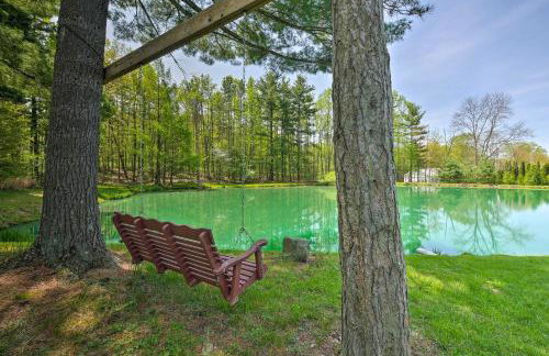 The Red Pine Cabin with Private Pond and Dock! - Foto 1