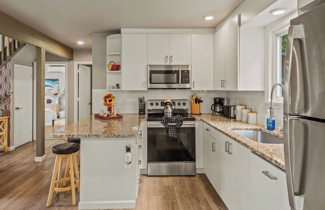 Inn the Poconos by Avantstay Private Lake Access Enclosed Hot Tub - Photo 13