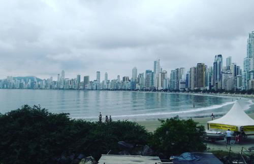 Apê Beira Mar Balneário Camboriú Pé na Areia próximo a Roda gigante Com Churrasqueira e garagem de fácil acesso poucos metros do Mundial de Beach tennis - Foto 25